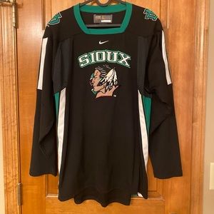 University of North Dakota Fighting Sioux Jersey, Youth Large, Bauer Hockey